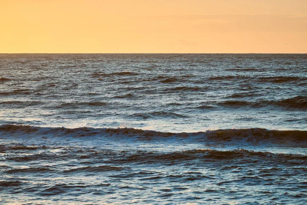 Жовте Тепле Небо Заходу Сонця Над Морем Мальовничий Вид Горизонт — стокове фото