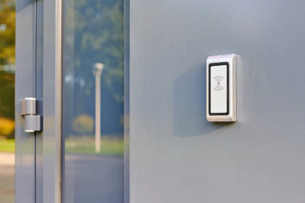 RFID okuyucusu, RFID anahtar kartı, kilit ve anahtar kontrol sistemine erişim için ofis girişinde. RFID kapı kilidi güvenlik tanımlama sistemi. Sadece çalışanlar girebilir.