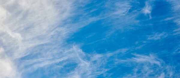 蓝天上的卷云 复制空间 美丽的云景 蓝天上美丽的卷云白云 短距离多云天气背景 — 图库照片