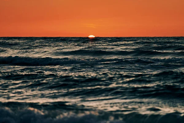 Medio Sol Bajo Horizonte Sobre Las Olas Azules Del Mar — Foto de Stock
