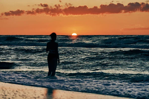 Γυναικεία Σιλουέτα Μπλε Κύματα Στο Όμορφο Καλοκαιρινό Ηλιοβασίλεμα Μισός Ήλιος — Φωτογραφία Αρχείου