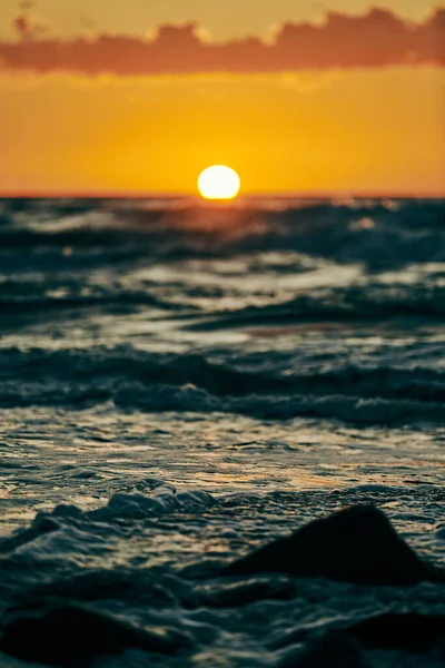 Sol Amarillo Casi Horizonte Abajo Sobre Mar Azul Profundo Cielo — Foto de Stock