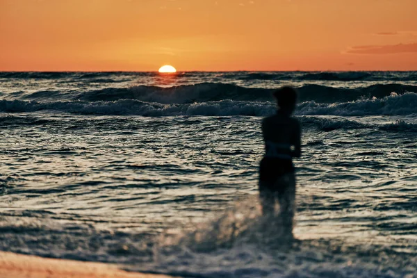 Silueta Femenina Olas Azules Hermoso Atardecer Verano Medio Sol Debajo —  Fotos de Stock