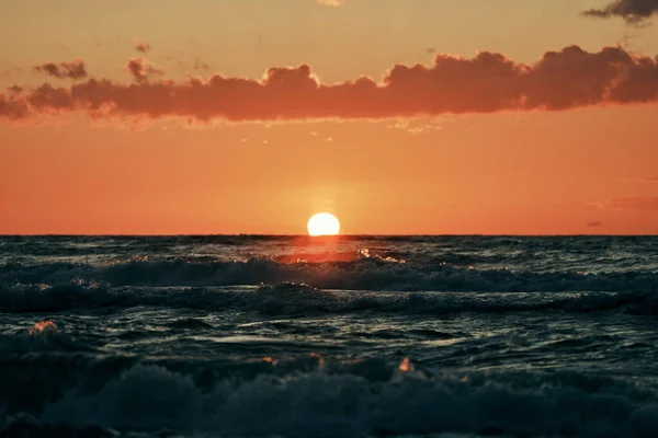 Medio Sol Bajo Horizonte Sobre Las Olas Azules Del Mar — Foto de Stock