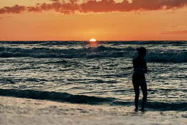 Silueta Femenina Olas Azules Hermoso Atardecer Verano Medio Sol Debajo —  Fotos de Stock