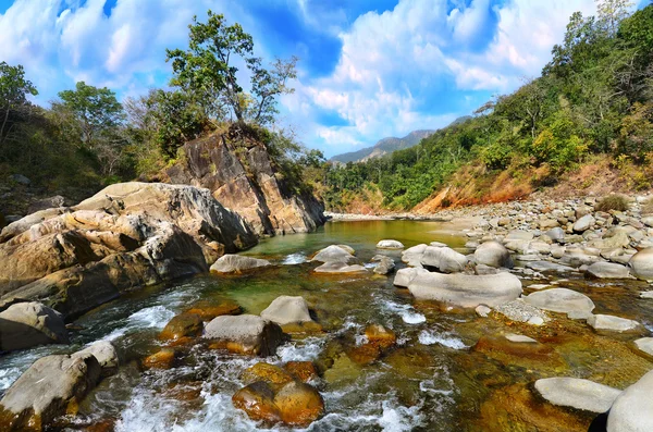 히말라야에서 산악 강 — 스톡 사진