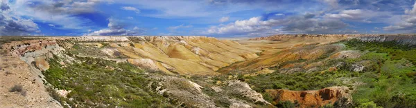 Canyon op de hellingen van de hoogvlakte ustyurt, Kazachstan — Stockfoto