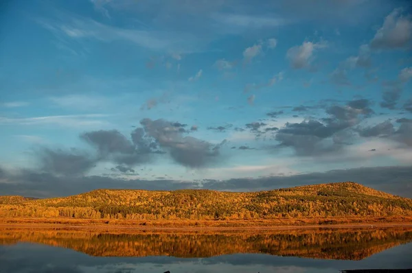 пейзаж, отражение неба и гор в воде
