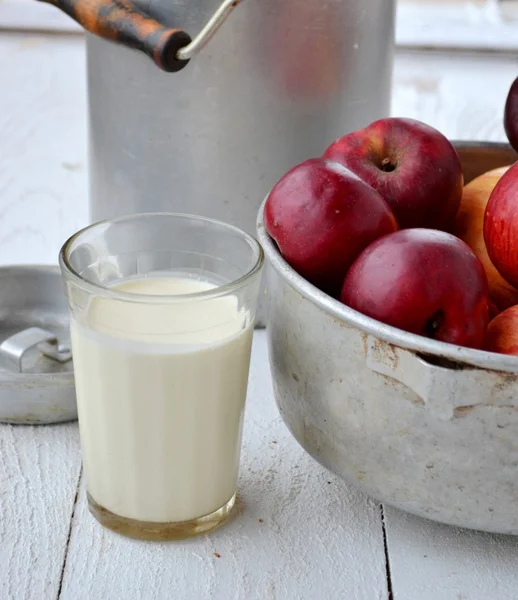 Молоко и яблоки — стоковое фото
