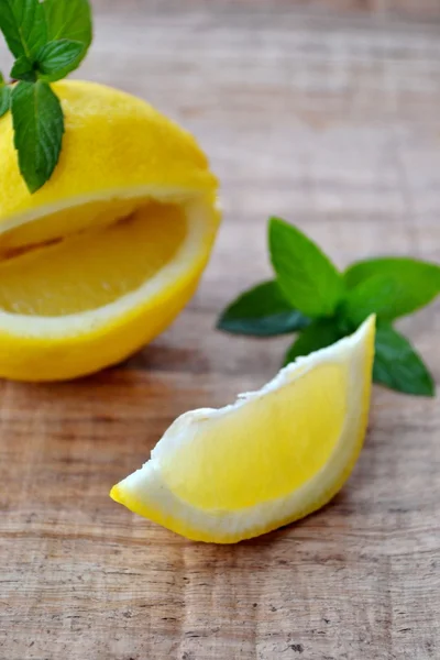 Лимон и мята — стоковое фото