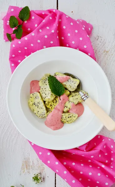 Gnocchi con semillas de amapola y fresa —  Fotos de Stock