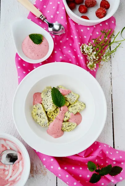 Gnocchi mit Mohn und Erdbeere — Stockfoto