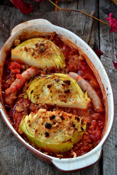 Baking cabbage with tomatoes and small sausage — Stock Photo, Image