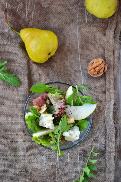 Pears gorgonzola and prosciutto Salad — Stock Photo, Image