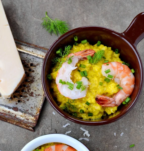 Barley groats risotto with shrimps — Stock Photo, Image