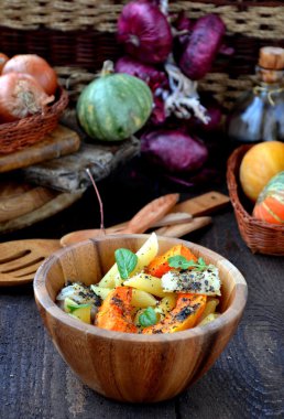 Balkabağı ahşap çanak içine ile makarna