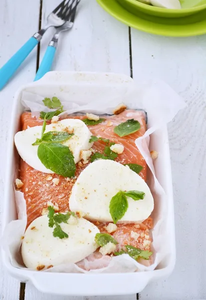 Salmão com mussarela e limão — Fotografia de Stock