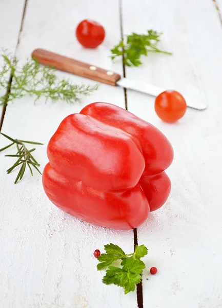 Červené papriky na desce wite — Stock fotografie