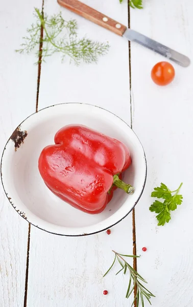 Pepe rosso dolce sul bordo del wite — Foto Stock