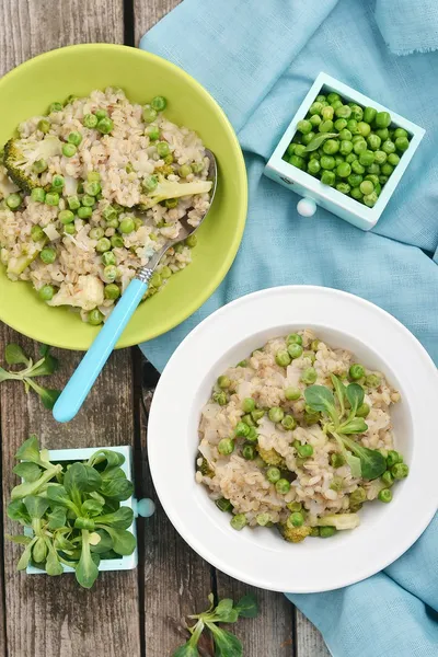 Grañones de cebada risotto con guisantes verdes —  Fotos de Stock