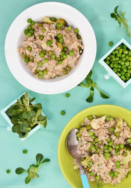 Grañones de cebada risotto con guisantes verdes —  Fotos de Stock