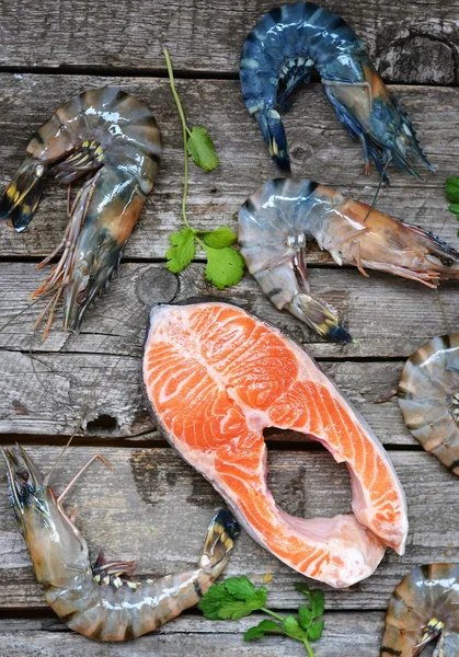 Salmón, gambas y aguacate —  Fotos de Stock