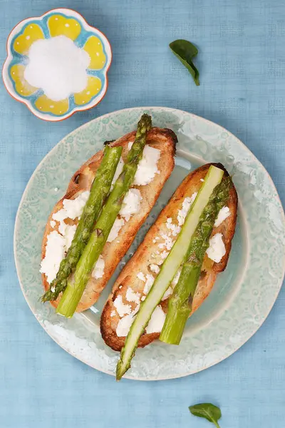 Bruschetta con asparagi — Foto Stock