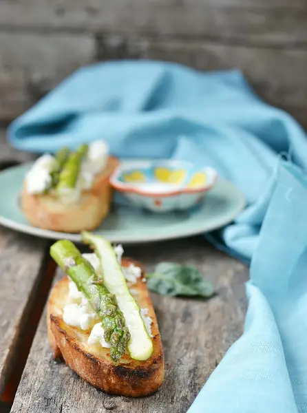 Bruschetta con espárragos —  Fotos de Stock