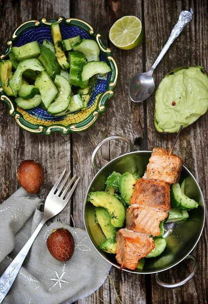 Avokado ve salatalık salatası ile ızgara somon — Stok fotoğraf