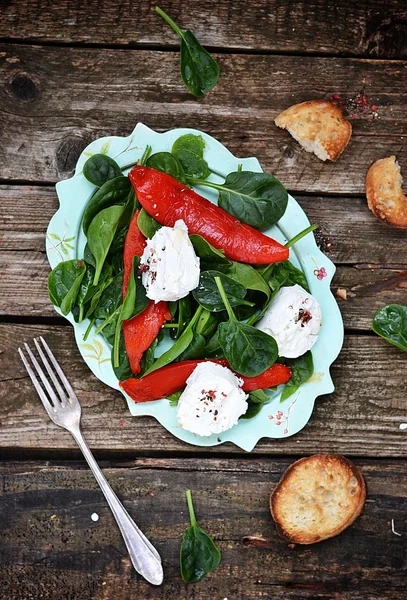 Spinat und Käsesalat — Stockfoto