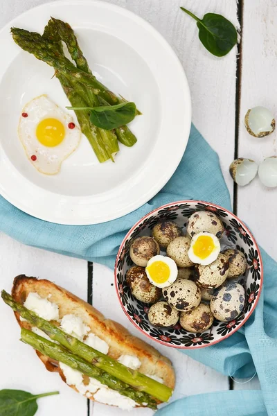 Espárragos y huevos fritos de codorniz — Foto de Stock