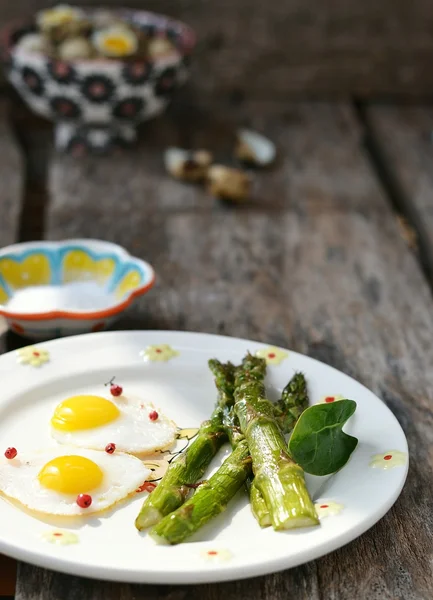 Asperges et oeufs de caille frits — Photo