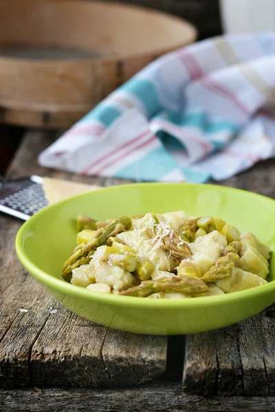 Gnocci with asparagus. — Stock Photo, Image