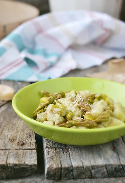 Gnocci with asparagus. — Stock Photo, Image