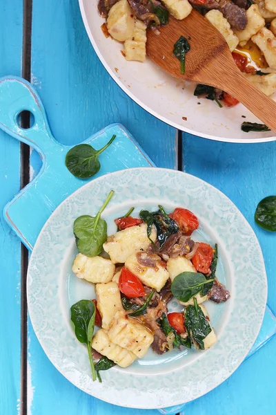 Gnocchi con spinaci e ciliegie . — Foto Stock