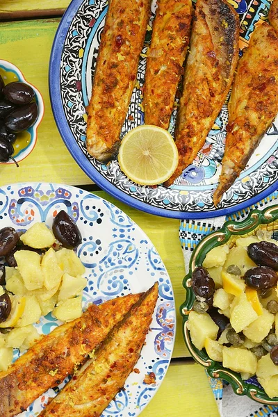 Cavala grelhada com salada de potatos — Fotografia de Stock