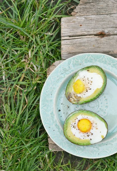 Huevos al horno en aguacate — Foto de Stock