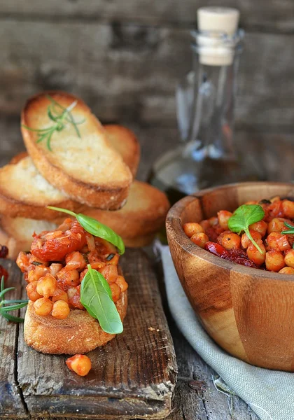 Toast bröd med kikärter — Stockfoto