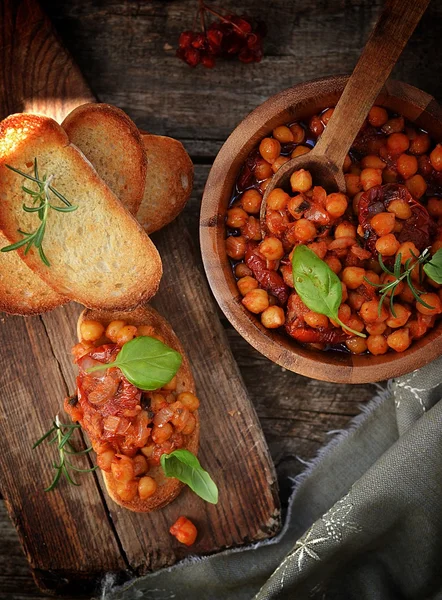 Toast brood met kikkererwten — Stockfoto