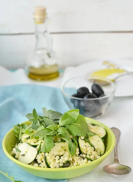 Couscous, courgette en kruiden salade. — Stockfoto