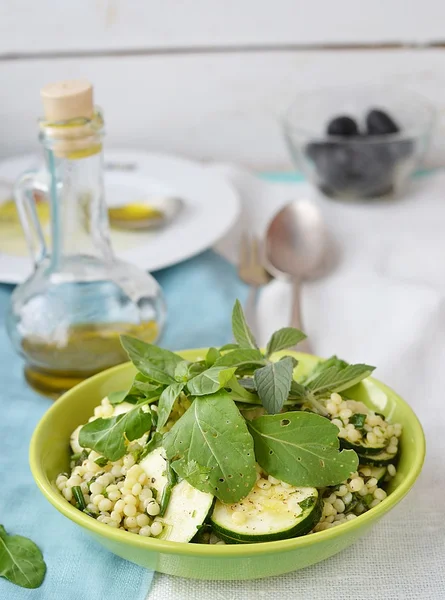 Couscous, Zucchini und Kräutersalat. — Stockfoto