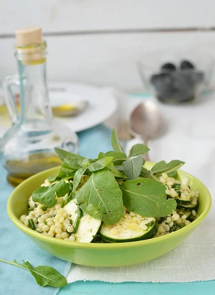 Couscous, zucchini och örter sallad. — Stockfoto