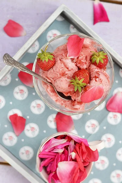 Gelato alla fragola. — Foto Stock