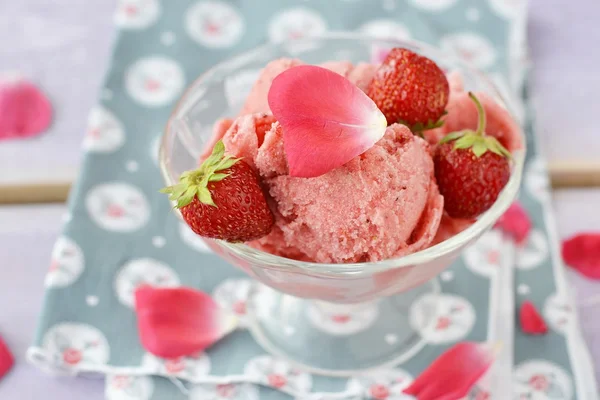 Helado de fresa. —  Fotos de Stock