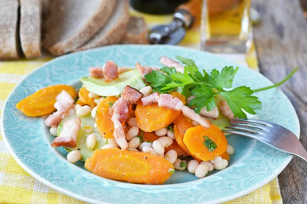 Vegetables salad with bacon — Stock Photo, Image