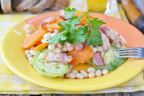 Vegetables salad with bacon — Stock Photo, Image
