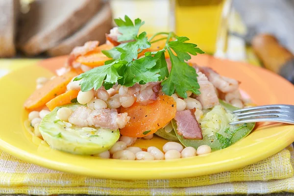 Овощной салат с беконом — стоковое фото