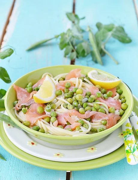 Espaguetis con guisantes verdes —  Fotos de Stock