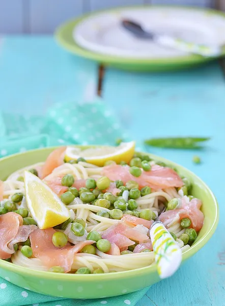 Spagetti with green peas — Stock Photo, Image