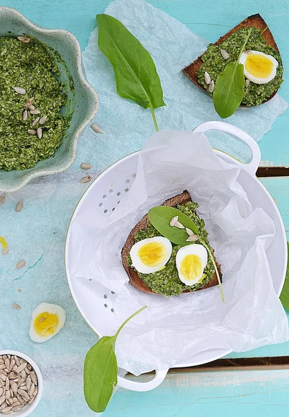 Canapé com pesto e ovos — Fotografia de Stock